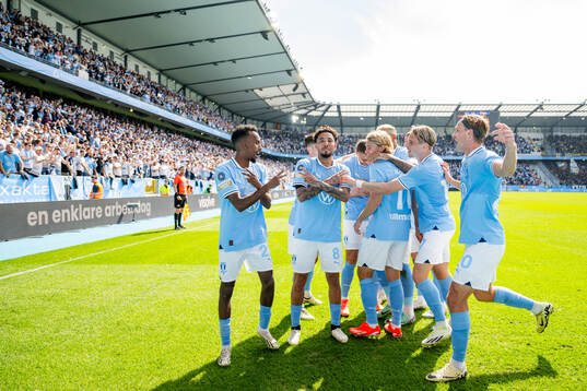 Malmö FFs Sergio Pena jublar med lagkamrater
