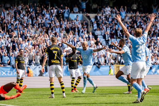 Malmö FFs Derek Cornelius och Isaac Kiese Thelin jublar