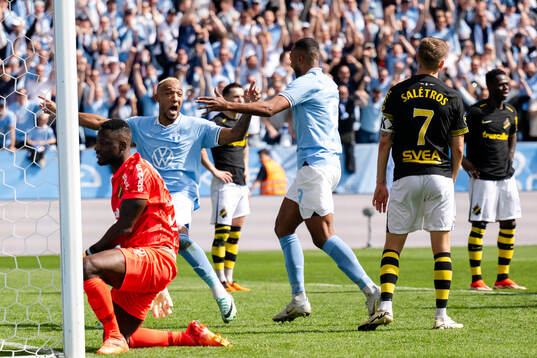 Malmö FFs Derek Cornelius och Isaac Kiese Thelin jublar