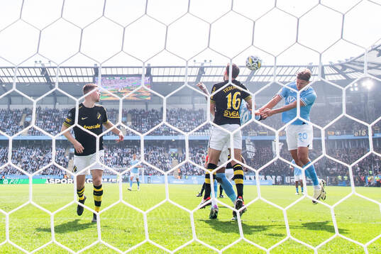 Malmö FFs Erik Botheim nickar in 1-0 målet bredvid AIKs