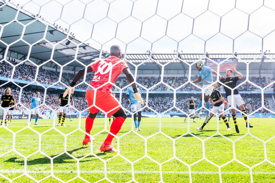 Malmö FFs Isaac Kiese Thelin nickar in 2-0 målet bakom