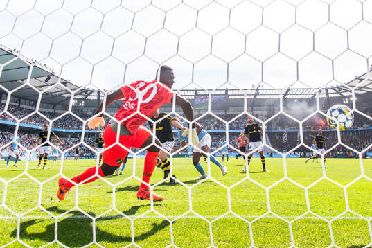 Malmö FFs Isaac Kiese Thelin nickar in 2-0 målet bakom