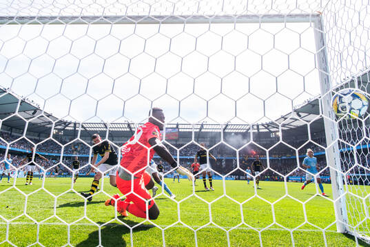 AIKs målvakt Ismael Diawara deppar vid 2-0 målet