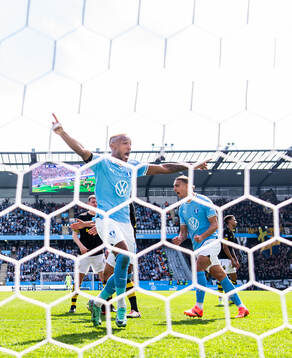 Malmö FFs Derek Cornelius och Elison Makolli jublar