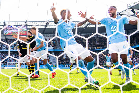 Malmö FFs Derek Cornelius och Isaac Kiese Thelin jublar