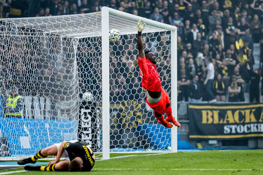 Malmö FFs Sebastian Nanasi , ej i bild, gör 4-0 bakom