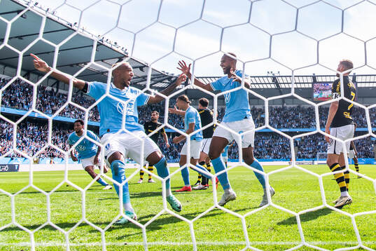 Malmö FFs Derek Cornelius och Isaac Kiese Thelin jublar