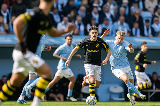 AIKs Taha Ayari och Malmö FFs Jens Stryger Larsen