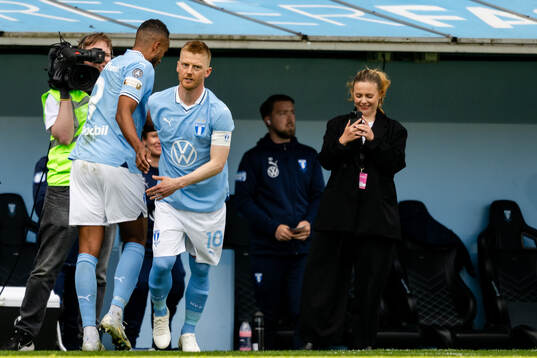 Byte mellan Malmö FFs Isaac Kiese Thelin och Anders
