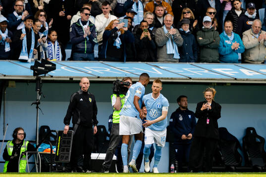 Byte mellan Malmö FFs Isaac Kiese Thelin och Anders