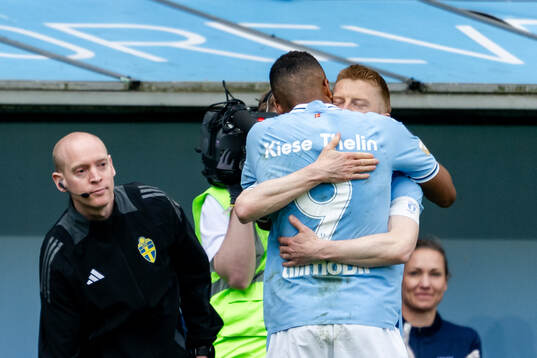 Byte mellan Malmö FFs Isaac Kiese Thelin och Anders