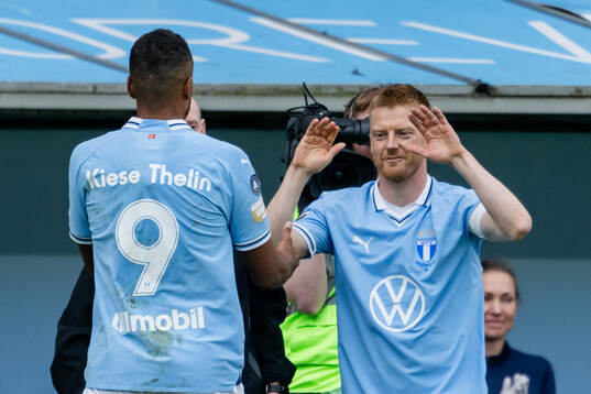 Byte mellan Malmö FFs Isaac Kiese Thelin och Anders