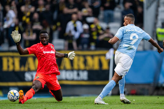 Malmö FFs Isaac Kiese Thelin gör 5-0 bakom AIKs målvakt