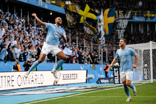 Malmö FFs Isaac Kiese Thelin och Gabriel Busanello jublar