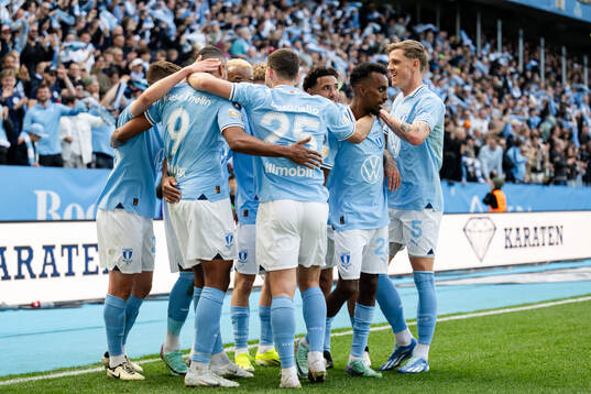 Malmö FFs Isaac Kiese Thelin jublar med lagkamrater