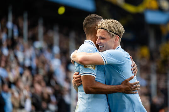 Malmö FFs Isaac Kiese Thelin jublar med Jens Stryger Larsen