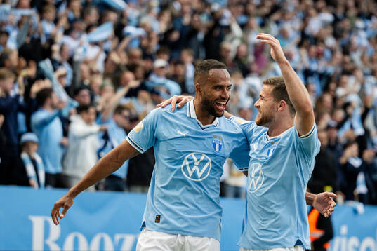 Malmö FFs Isaac Kiese Thelin jublar med Gabriel Busanello