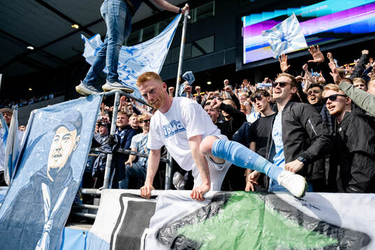 Malmö FFs Anders Christiansen jublar med supportrar