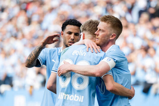 Malmö FFs Anders Christiansen jublar med Sergio Pena och