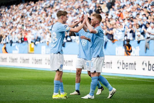 Malmö FFs Anders Christiansen jublar med Sergio Pena och