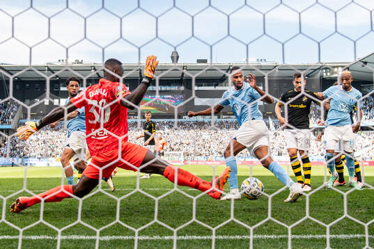 Malmö FFs Isaac Kiese Thelin klackar in 5-0 målet bakom