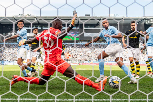 Malmö FFs Isaac Kiese Thelin klackar in 5-0 målet bakom