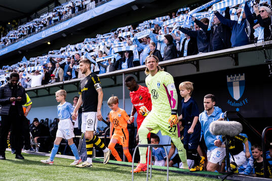 AIKs Anton Salétros och Malmö FFs målvakt Johan Dahlin