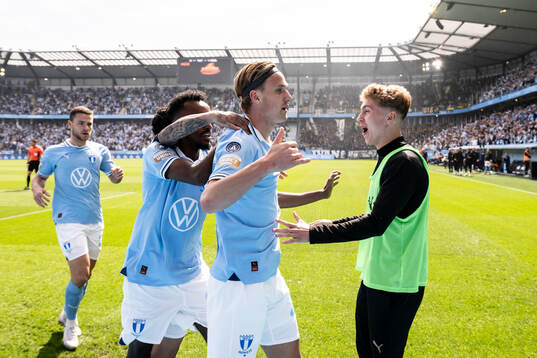 Malmö FFs Erik Botheim jublar med Hugo Bolin