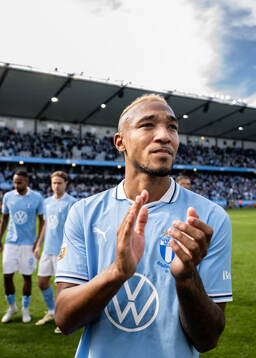 Malmö FFs Derek Cornelius tackar supportrarna