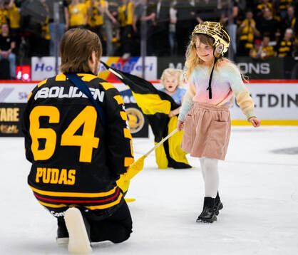 Skellefteås Jonathan Pudas med sin dotter