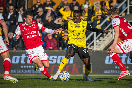 Kalmars Simon Skrabb och Mjällbys Silas Nwankwo
