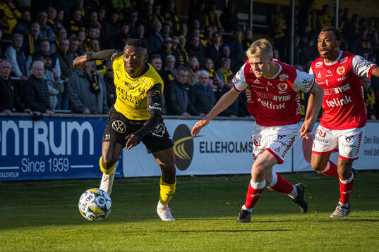 Mjällbys Silas Nwankwo och Kalmars Rony Jansson och