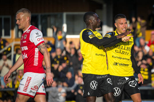 Mjällbys Seedy Imam Jagne och Nicklas Røjkjær jublar