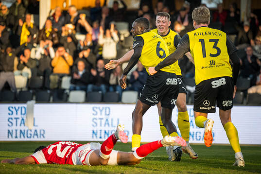 Mjällbys Seedy Imam Jagne och Elliot Stroud jublar