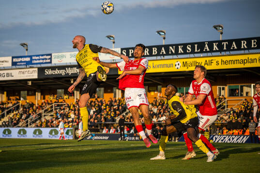 Mjällbys Adam Ståhl och Kalmars Arash Motaraghebjafarpour