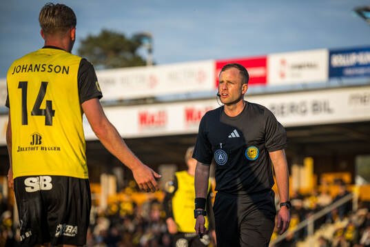 Mjällbys Herman Johansson och Domare Richard Sundell