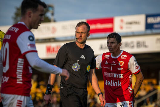 Domare Richard Sundell och Kalmars Romario Pereira Sipiao