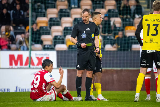 Kalmars Romario Pereira Sipiao och Domare Richard Sundell