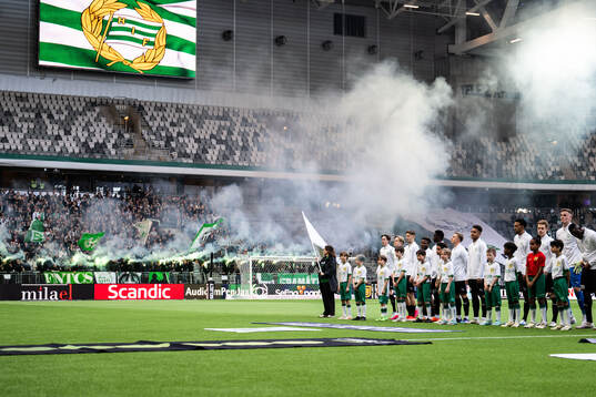 Västerås spelare framför supportrarna