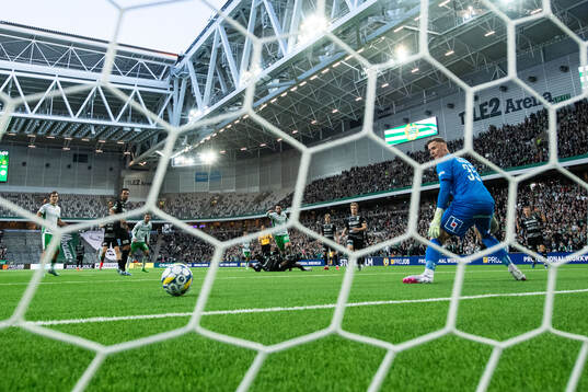 Hammarbys Nahir Besara gör 2-0 bakom Västerås målvakt
