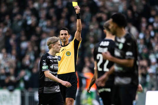 Domare Adi Aganovic tilldelar Västerås Patric Åslund