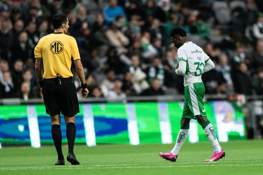 Hammarbys Shaquille Pinas lämnar planen skadad