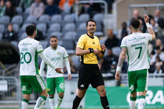 Hammarbys Nahir Besara och Viktor Dukanovic reagerar mot