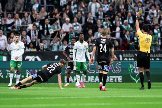Hammarbys Shaquille Pinas tilldelas gult kort av Domare Adi