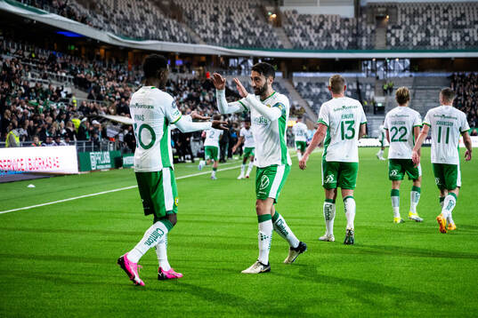 Hammarbys Nahir Besara jublar med Shaquille Pinas