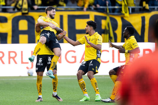 Elfsborgs Arber Zeneli jublar med lagkamrater