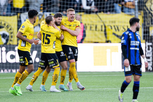Elfsborgs Arber Zeneli jublar med lagkamrater