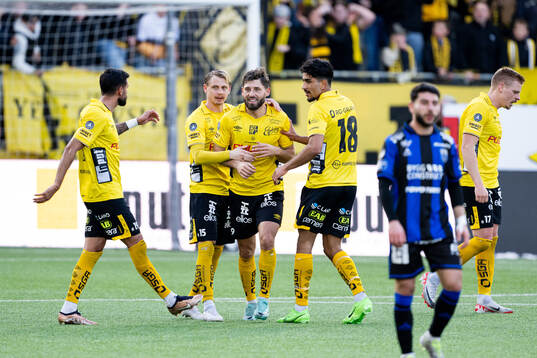 Elfsborgs Arber Zeneli jublar med lagkamrater