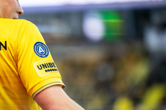 Allsvenskans och Unibets loggor på matchtröja