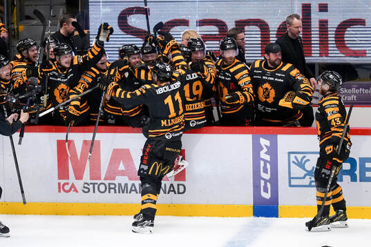 Skellefteås Max Lindholm jublar